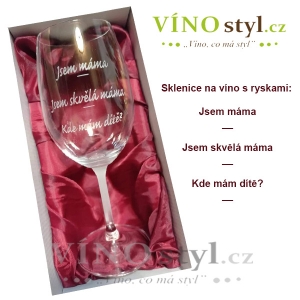 Designová sklenice na víno s ryskami "Jsem máma"