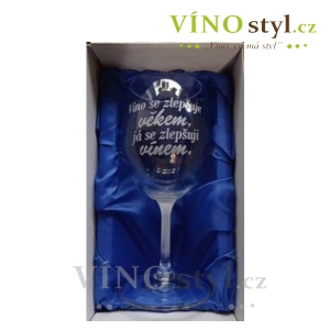 Designová sklenice na víno " Víno se zlepšuje věkem, já se zlepšuji vínem "